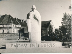 Wrocław pomnik papieża Jana 23 - 030358