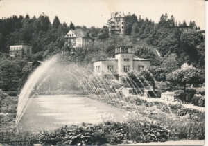 Krynica fontanna w parku - 032472