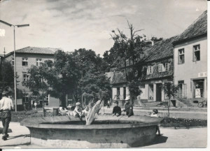 Mikołajki fontanna w rynku - 044534