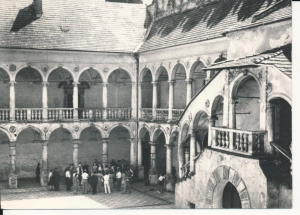 Baranów dziedziniec zamku - 046091