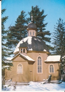 Krynica drewniana kaplica - 046390
