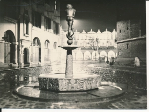 Kraków studzienka na Placu Mariackim - 047954