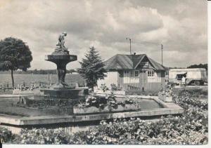 Ostróda fontanna koło przystani - 049052