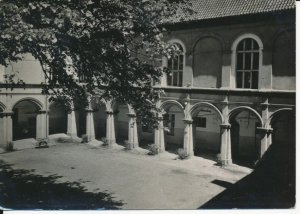 Krapkowice dziedziniec zamku - 049328