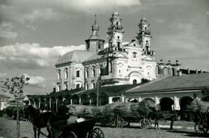 Pińsk Targ przed kościołem - Reprodukcja 3301