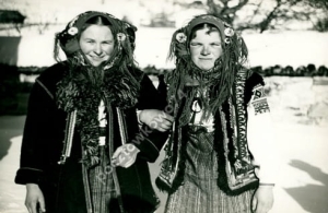 Worochta Hucułki w strojach - Reprodukcja 2327